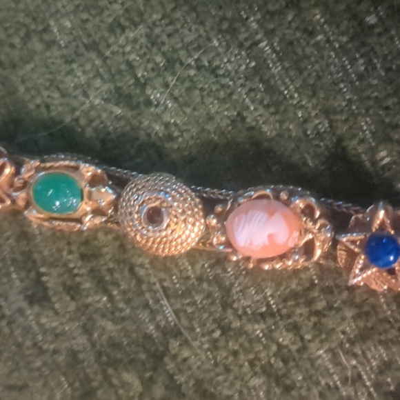 Vintage GOLDETTE* slide bracelet gold tone rhinestone scarab cameo fleur de lis - Picture 4 of 10